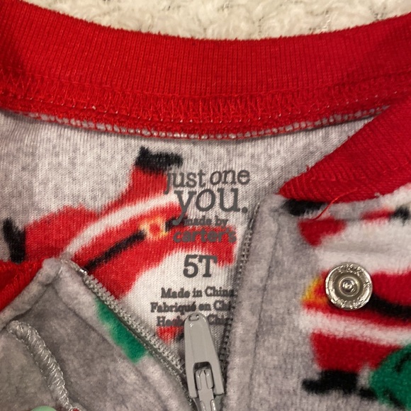 2 pairs of 5t Christmas footed pajamas - Picture 6 of 7